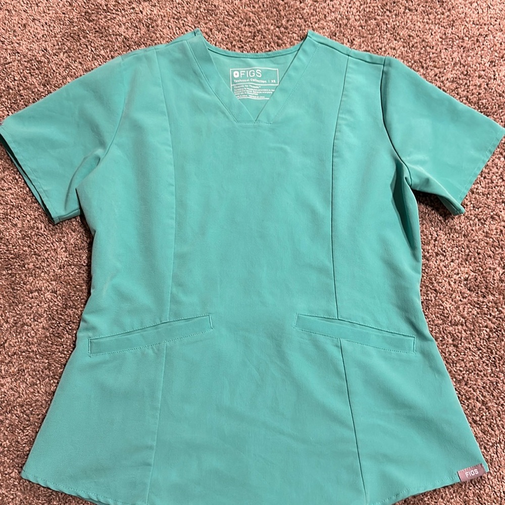 Figs casma slim top pocket scrub top